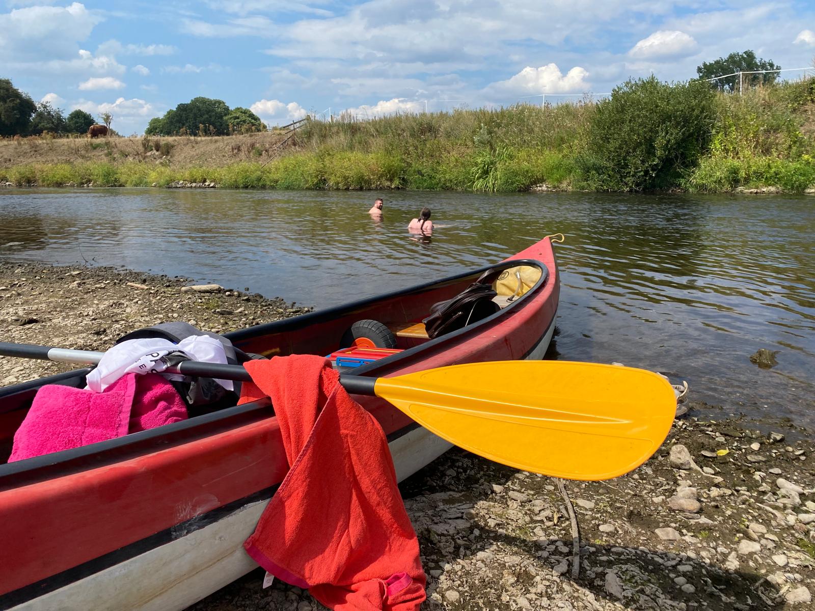 Kanu-Ausrüstung am Ufer